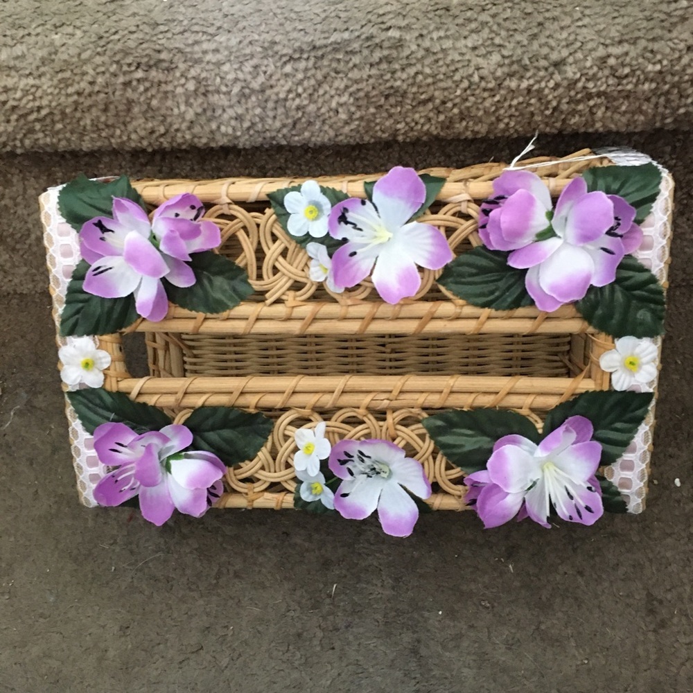Decorative natural wicker tissue holder